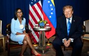 La presidenta interina de Venezuela, Delcy Rodríguez (i), posa junto al presidente de Estados Unidos, Donald Trump, en Nueva York (Estados Unidos).
