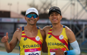 David Hurtado y Jordy Jiménez se abrazan tras subir al podio y conquistar plata y bronce para Ecuador en los Juegos Suramericanos Santa Fe 2026.