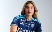 Manoly Baquerizo posa con la indumentaria del París FC, club al que llegó en julio de 2026 para continuar su carrera en el fútbol francés.