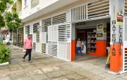 La reja fue instalada hace unas dos semanas en los soportales de un inmueble ubicado en las calles Esmeraldas y El Oro.