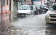 Lluvias afectaron 17 zonas de Guayaquil el miércoles; vías inundadas dejaron carros varados.