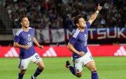 Kuryu Matsuki (d) celebró uno de los tantos con los que Japón venció a Uruguay.