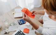 Los adultos mayores pueden solicitar al SRI la devolución del IVA pagado en determinadas compras de bienes y servicios de primera necesidad.