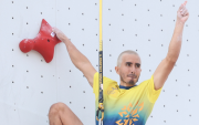 Carlos Granja celebra la medalla de oro que consiguió en escalada deportiva durante los Juegos Suramericanos Santa Fe 2026.