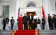 El presidente Donald Trump y la primera dama saludan al presidente Xi Jinping, y a la señora Peng Liyuan en el pórtico norte de la Casa Blanca en Washington, el 24 de septiembre de 2026.
