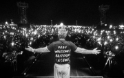 El cantante se reunió con sus seguidores tras la cancelación del espectáculo.