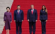 El presidente de China, Xi Jinping, posa junto a su homólogo estadounidense, Donald Trump y las primeras damas Peng Liyuan (i) y Melania Trump, durante su visita a los Archivos Nacionales de Estados Unidos.