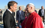 El papa León XIV (d) es recibido por el presidente francés, Emmanuel Macron (i) a su llegada al aeropuerto de París-Orly, Francia.