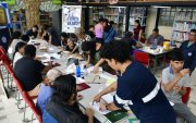 La Clínica de Libros enseña a recuperar ejemplares deteriorados en Guayaquil.