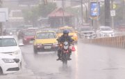 Lluvia en el norte de Guayaquil. Motociclistas usan vestimenta para protegerse.