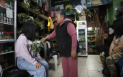 Emma Lagla aprendió sobre este oficio, en el que se usan plantas para sanar, de su abuela y su madre.
