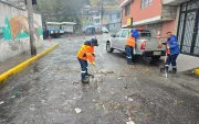 Personal de la Epmmop realizó labores de limpieza tras el desbordamiento de la quebrada Caupicho, en el sur.
