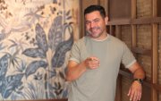 El comediante combina los escenarios con sus negocios y reconoce que ahora prefiere tener menos presentaciones para disfrutar más de su tiempo y su familia.