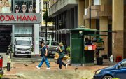 Un centro comercial funciona desde hace varios meses en la calle Chiriboga, entre Chile y Chimborazo, que antes era una zona de descanso con árboles.