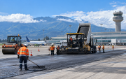 Referencia. El mantenimiento preventivo de la pista del aeropuerto de Quito busca garantizar la seguridad y eficiencia de las operaciones aéreas.