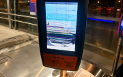 DAÑO. La pantalla del dispositivo presenta múltiples grietas y fallas visibles, afectando su funcionamiento y la experiencia de los usuarios del sistema actual.