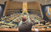 Un hombre expresando su apoyo con el puño durante una intervención en la 81ª Asamblea General de Naciones Unidas este jueves en Nueva York (EE.UU.).