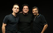 Pedro Alonso, Alejo Chauvín y Eugenio Derbez, de izquierda a derecha. Chauvín fue uno de los tres directores de fotografía de El Juicio.