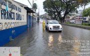 La lluvia estuvo acompañada de relámpagos y truenos durante la madrugada de este domingo en Guayaquil, aún sigue lloviendo en algunos sectores.