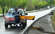 Agentes de tránsito retiran parte del expreso que se estrelló.