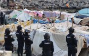 -FOTODELDÍA-CEUTA, 27/09/2026.- La Policía Nacional está desarrollando desde primeras horas de esta mañana una operación especial para desalojar a los migrantes que están asentados en los alrededores de la planta desaladora de la ciudad, en la playa Benítez, por el riesgo que supone para esta instalación. EFE/Reduan