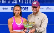 Leylah Fernández junto a su padre y entrenador recogió el trofeo de campeona de Singapur.
