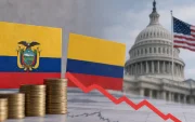 Monedas y las banderas de Ecuador y Colombia frente al Capitolio de Estados Unidos, en una imagen que ilustra la presión sobre los bonos emergentes por el alza de tasas.