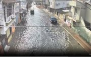 La marea alta provocó acumulación de agua en sectores del Suburbio, Cisne 2 y Décima y 10 de Agosto, según Segura EP.