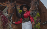 Uno de los videos publicados por Michelle Macías, la muestra junto a caballos en una producción musical.