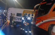 Personal de emergencia y rescate atendió a los pasajeros afectados tras la colisión de dos buses en la vía Ventanas-Quevedo.