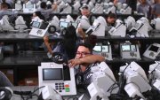Trabajadores de la Justicia Electoral y del Tribunal Electoral Regional de Brasilia alistan las urnas electrónicas para las elecciones presidenciales de octubre, en (Brasil).
