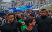 Vista del ambiente este lunes en la acampada en la madrileña Puerta del Sol en protesta por la situación de la vivienda, tras pasar un noche sin incidentes y sin la anunciada lluvia.