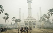 Incendios forestales y terrestres en el patio de la Gran Mezquita Muyahidin en Pontianak, Kalimantan Occidental, el 23 de septiembre de 2026.