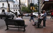 La mujer fue auxiliada por transeúntes tras recibir un disparo durante el presunto asalto en el centro de Guayaquil.
