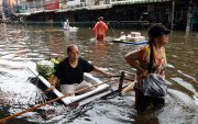 Un hombre tailandés se sienta en una balsa casera entre las aguas de una inundación después de comprar alimentos en Bangkok, Tailandia, el 28 de septiembre de 2026.