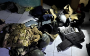 Los uniformes tácticos, chalecos y cascos hallados durante el operativo en Socio Vivienda 2 fueron levantados como indicios para las investigaciones de las autoridades.