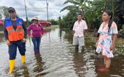 La inundación cubrió de agua un tramo vial de La Unión, donde, autoridades, moradores y personal de gestión de riesgos inspeccionaron la zona afectada.