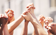 La solidaridad y la cooperación son planteadas como claves para fortalecer los vínculos en sociedad.