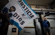 Aficionados de Diego Maradona, exjugador argentino, piden justicia tras su fallecimiento en 2020.