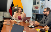 La legisladora Eliana Correa acompañó a los delegados del Colegio Médico del Guayas a la Corte Constitucional y luego se reunió con ellos en la Asamblea.