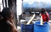 Habitantes de varios sectores en Durán se abastecen de agua a través de tanqueros.