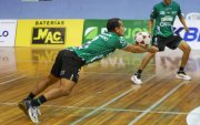 Loco Mario (Mario Muñoz) jugó el partido hasta el final, a pesar de un hematoma en el codo, producto de dos caídas durante el partido-