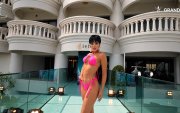La representante de Ecuador lució un traje de baño fucsia durante su presentación en Bangkok.