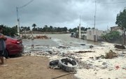 Una persona observa el avance de la marea ante la cercanía del huracán Polo, en Comondú, Baja California Sur (México).