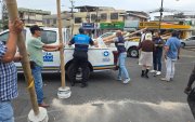 Espacio público en Guayaquil: Municipio retira obstáculos de una vía.