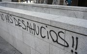 Vista de una pintada en las inmediaciones de la parada de metro de Banco de España junto a la acampada de la Plaza de Sol en protesta por la situación de la vivienda.