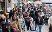 Personas caminan frente a ventas informales este 28 de septiembre de 2026, en Bogotá (Colombia).