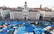 Vista de la Puerta del Sol donde unas mil personas llevan acampadas ya tres noches en protesta por la situación de la vivienda.