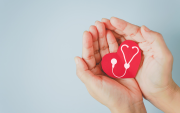 Entrenar fuerza de forma constante ayuda a regular la presión arterial y fortalece el corazón.