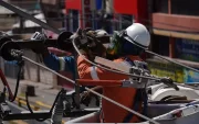 La falta de un suministro eléctrico estable eleva los costos de producción y condiciona las inversiones de las empresas en Ecuador (foto referencial).
